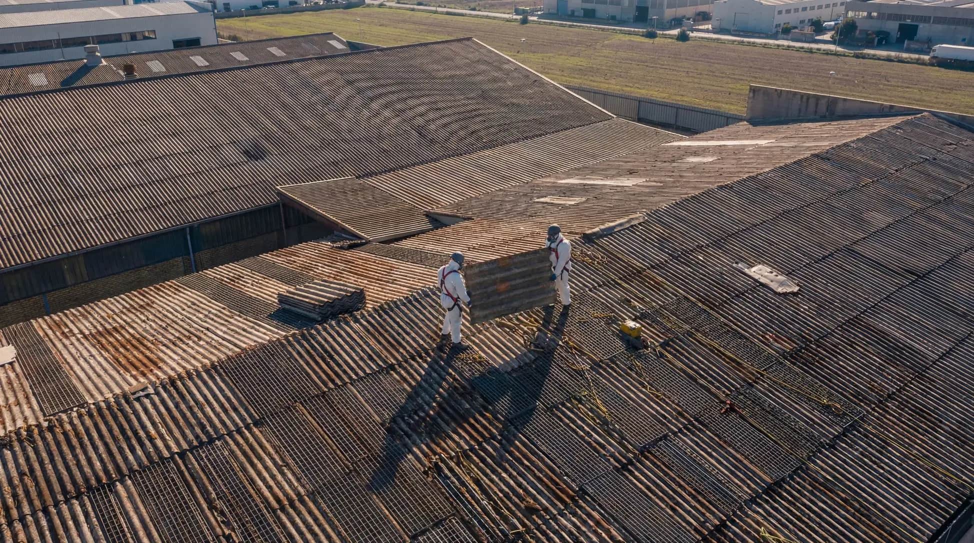 Operari amb equip de protecció en una obra de descontaminació controlada